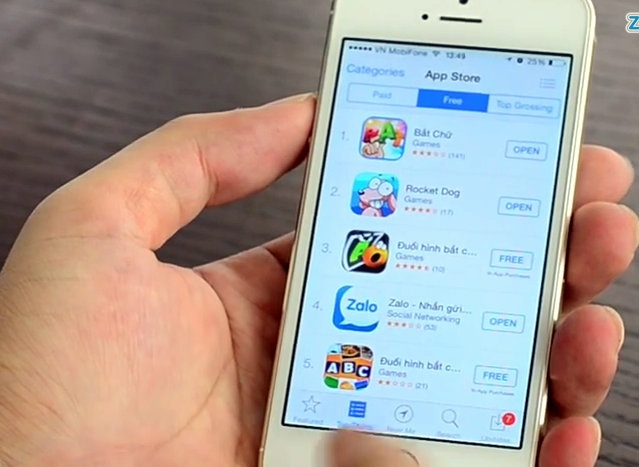 Tro choi Duoi hinh bat chu va Rocket Dog gay sot tren iPhone hinh anh