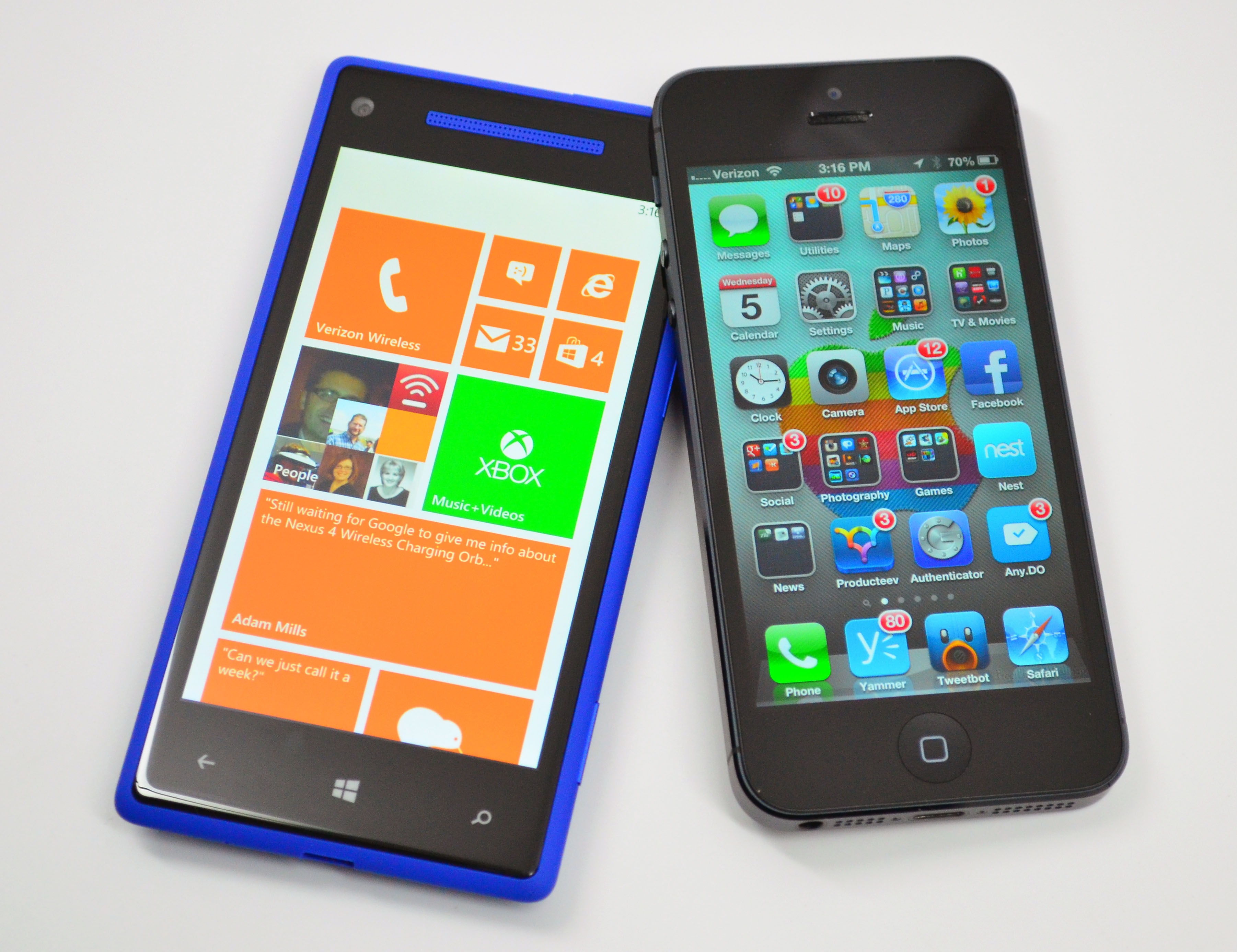 Nen chon iPhone 4S hay HTC 8X de choi game, chup anh hinh anh