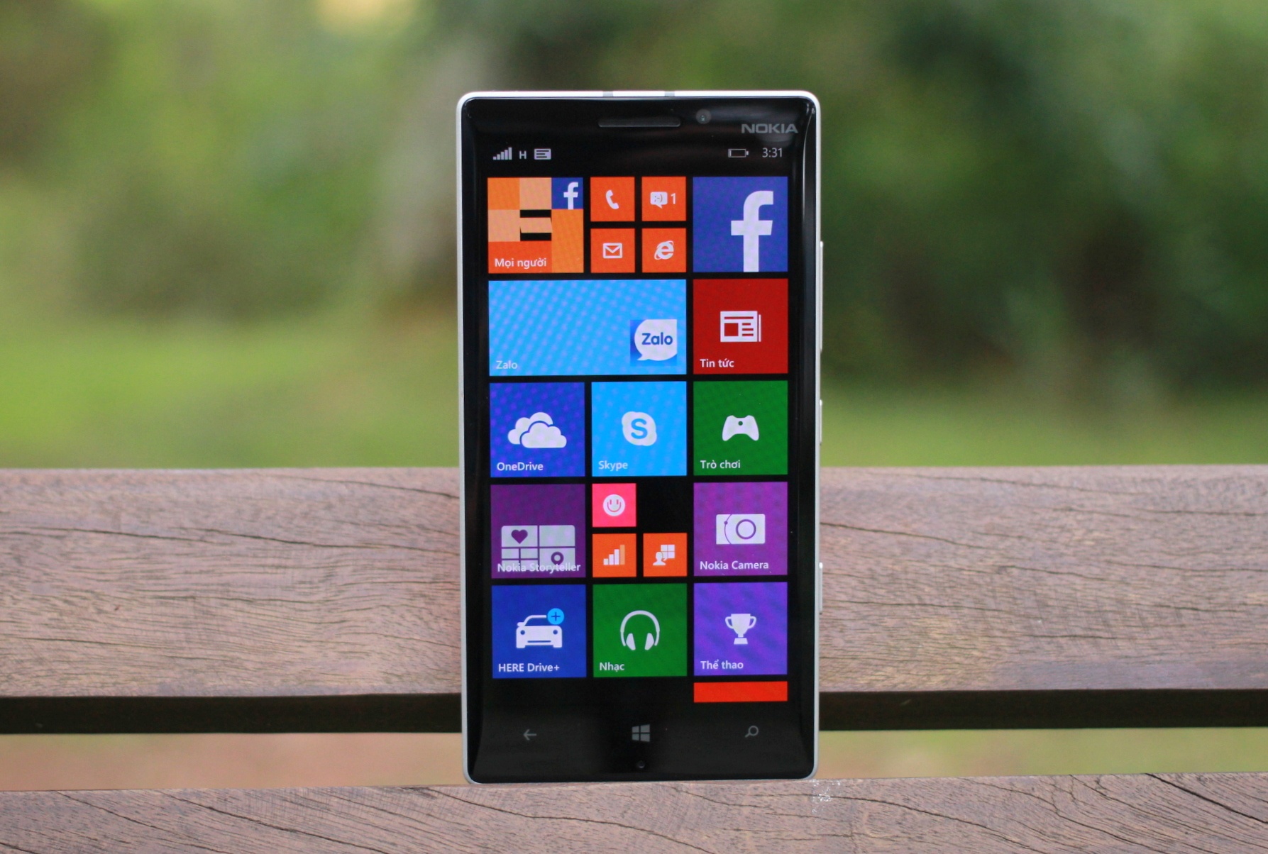 Lumia 930 bắt đầu cho đặt hàng và lên kệ vào trung tuần tháng 7. Ảnh: Quốc Huy.