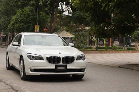 BMW 7-series tai Viet Nam giam den 355 trieu dong hinh anh