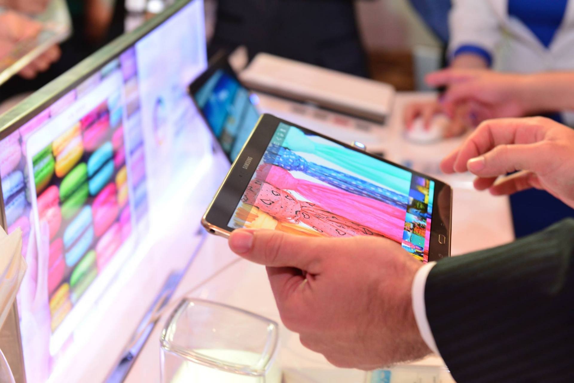 Galaxy Tab S sẽ cạnh tranh trực tiếp với iPad, những model có kiểu dáng thời trang.