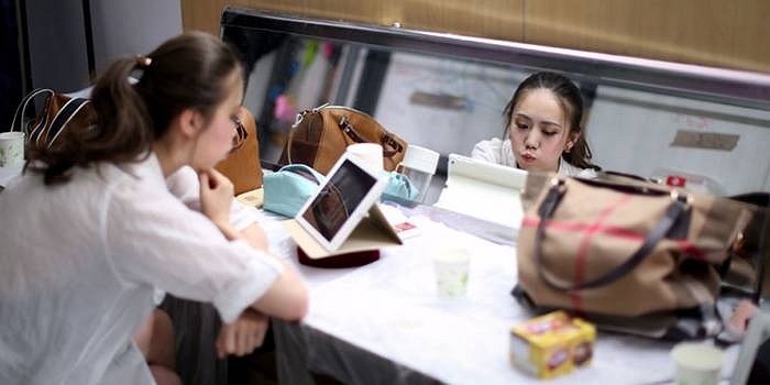 Phút nghỉ ngơi của Wang trong cuộc triển lãm.