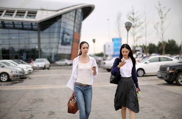 Sau cuộc triển lãm, cô cùng một người bạn về khách sạn nghỉ ngơi.