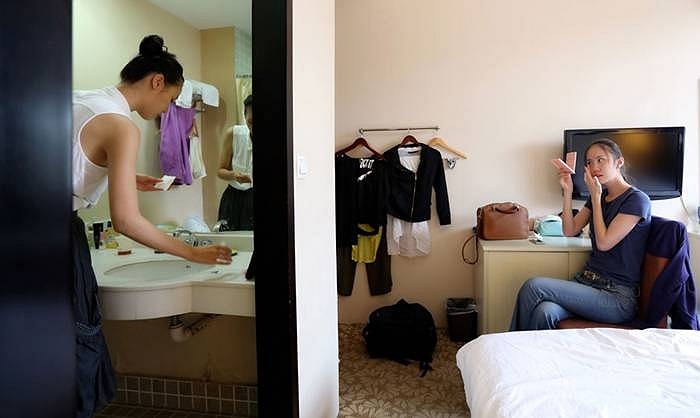 Wang và người bạn cùng phòng bắt đầu tẩy trang.