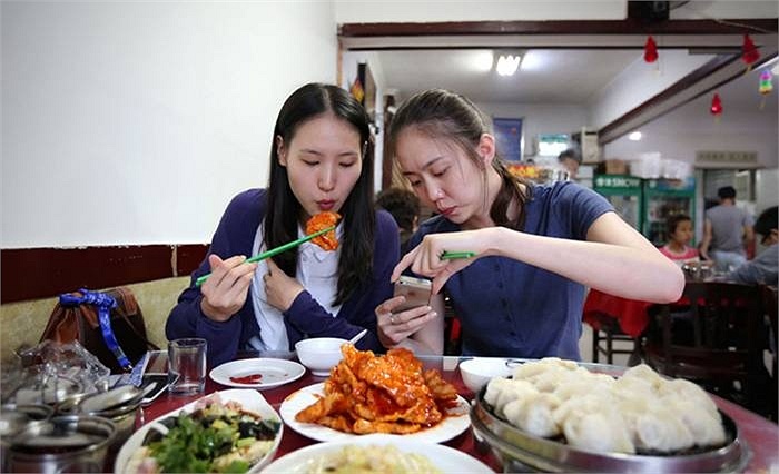 Hai người cùng ăn bữa cơm sau khi kết thúc công việc.