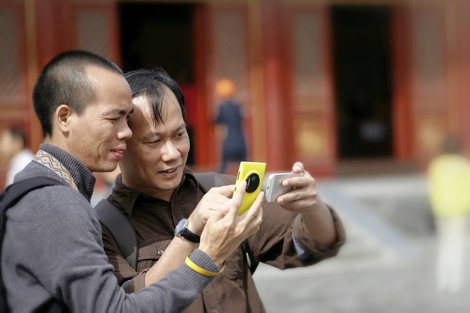 Ông Mai Triều Nguyên và anh Trần Mạnh Hiệp là những khách mời trong bảng xếp hạng smartphone tốt nhất tháng 6. Ảnh: Tuấn Lion.