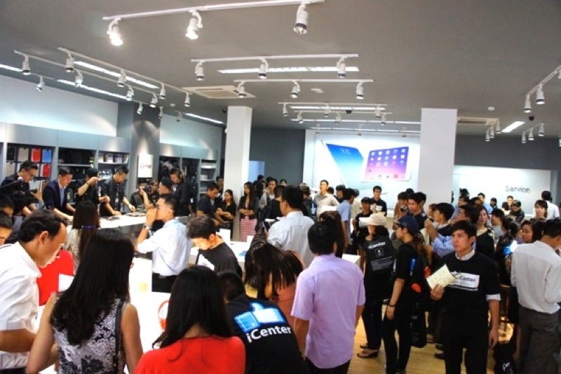 Cua hang Apple lon nhat Viet Nam khai truong hinh anh