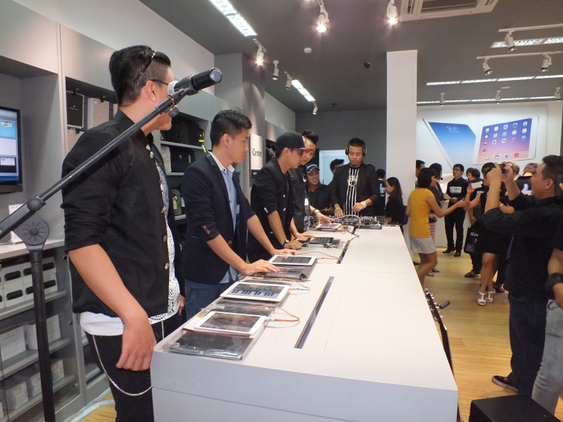 Choi nhac tren iPad tai Sai Gon hinh anh