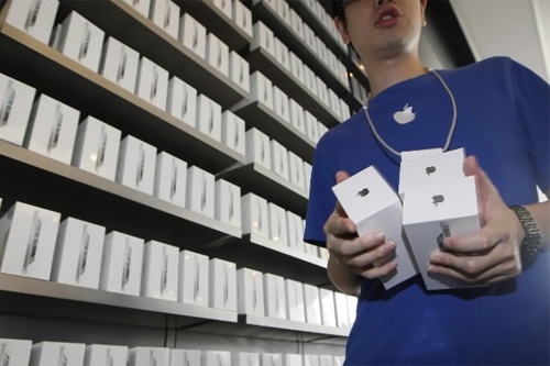 6 nhan vien Apple Store tiep tay trom cap 600 iPhone hinh anh
