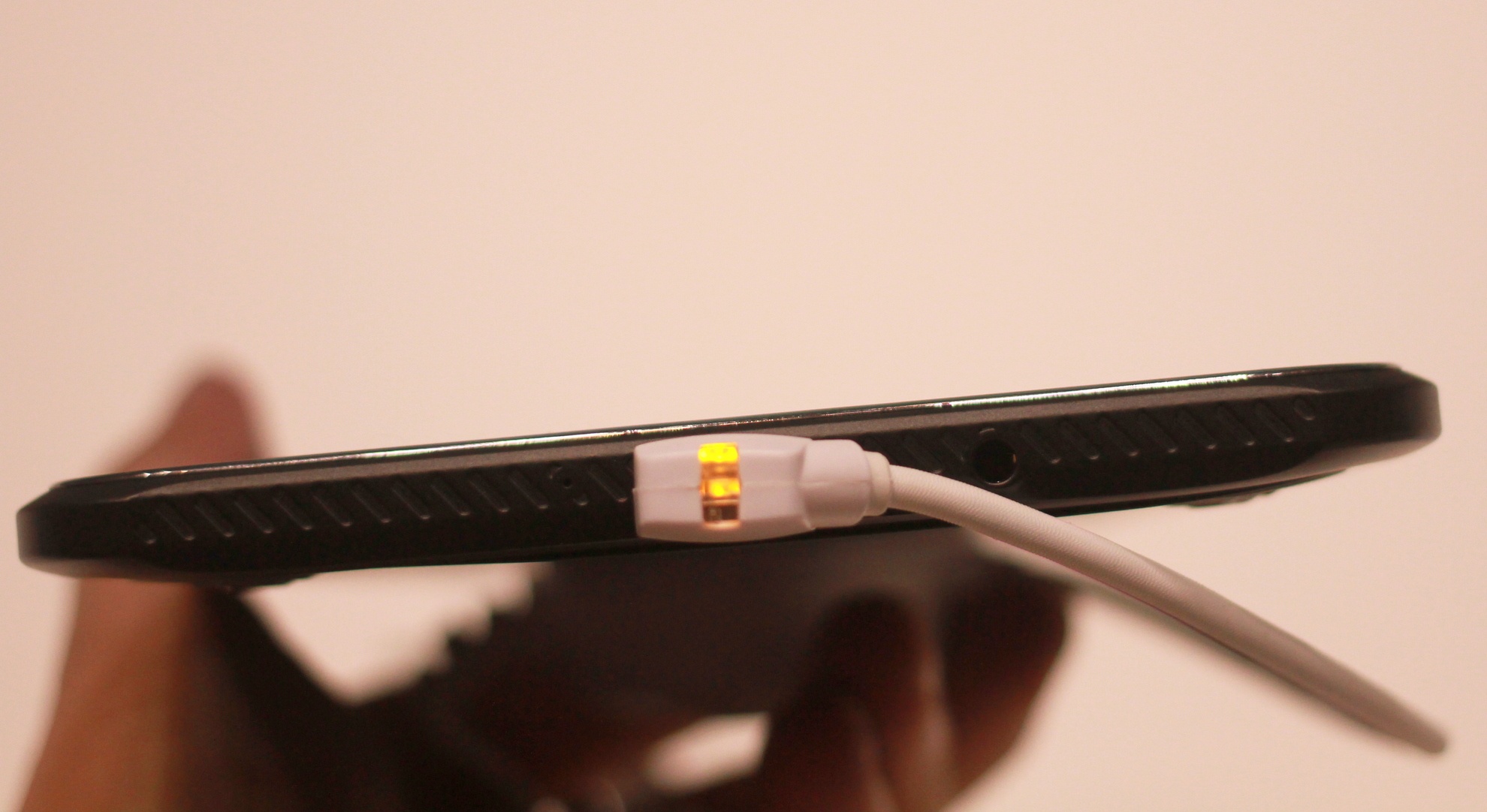 Trong khi đó, bên dưới người dùng có thể kết nối microUSB, giắc cắm tai nghe. Điểm độc đáo là chúng không bị che.