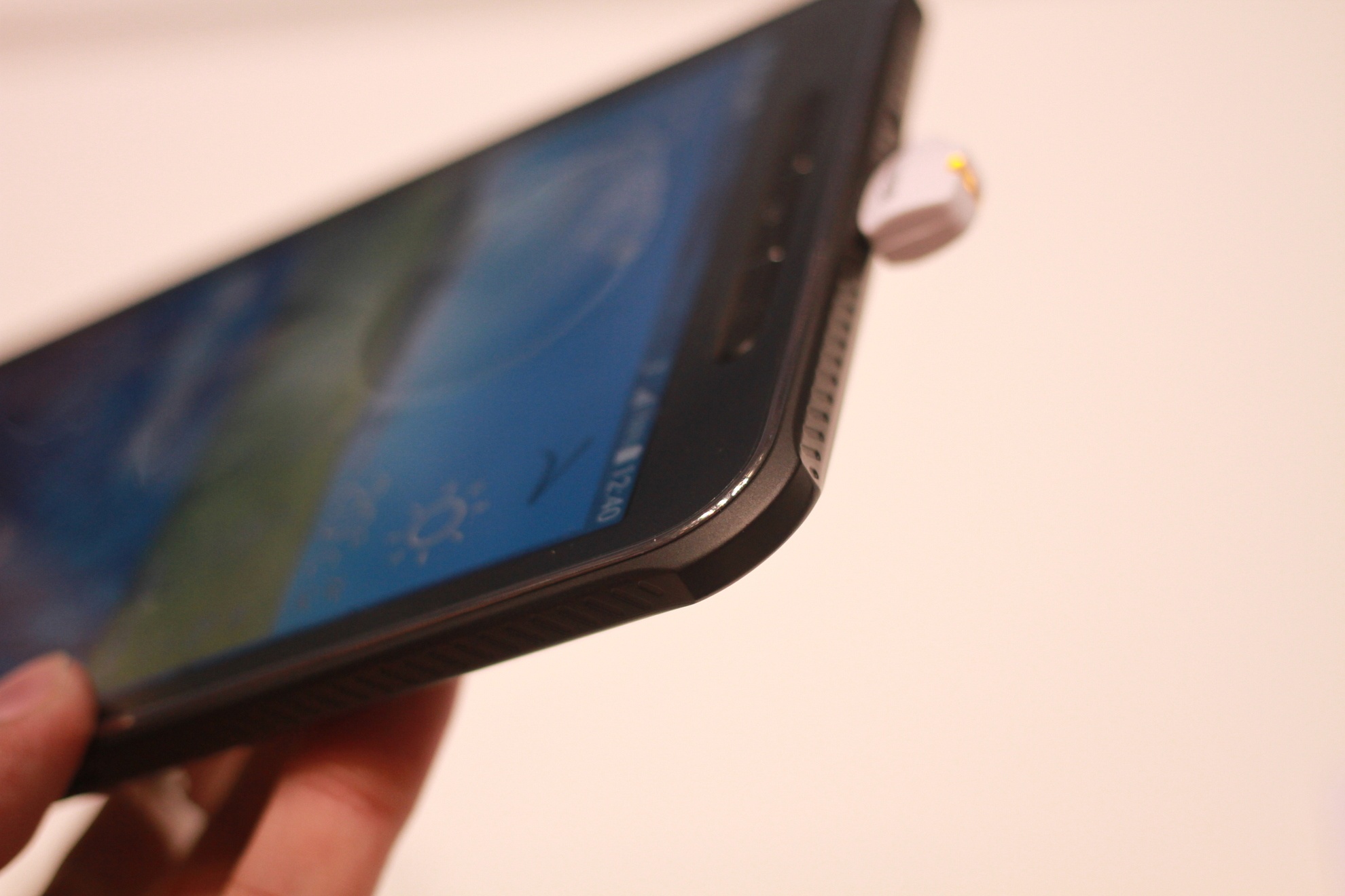 Ở 4 cạnh, thay vì các đường viền mềm mại như dòng Tab thương mại, chiếc Active được làm vát cong, hơi lồi ra, trông nam tính hơn.