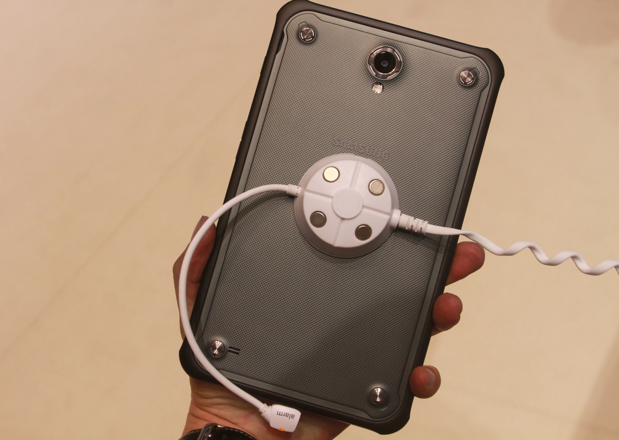 Mặt sau của máy với nắp nhựa, đi kèm là 4 con ốc ở góc, chúng cho phép tháo nắp sau để thay pin.