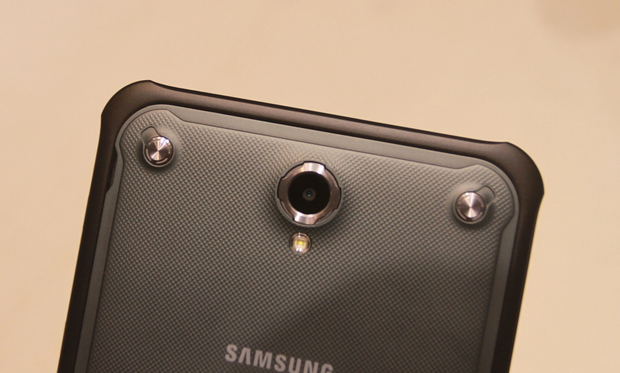 Máy ảnh phía sau của model này chỉ 3,1 megapixel, trong khi camera trước là 1,2 chấm.