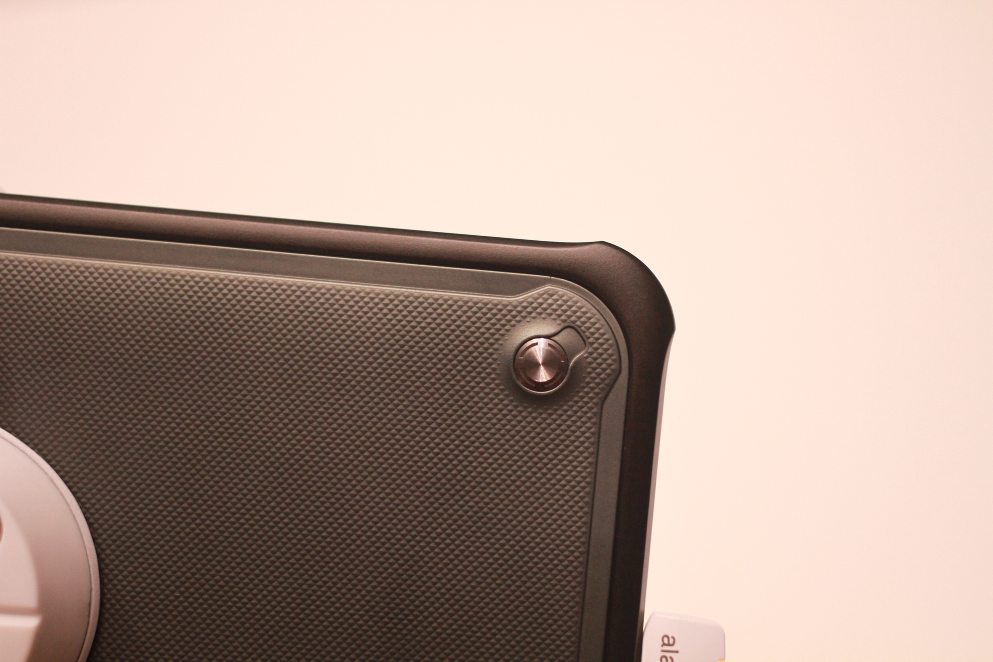 Máy có thể chạy 10 tiếng liên tiếp với pin 4.450 mAh. Samsung sẽ bán ra với các phiên bản Wi-Fi, hoặc Wi-Fi và LTE. 