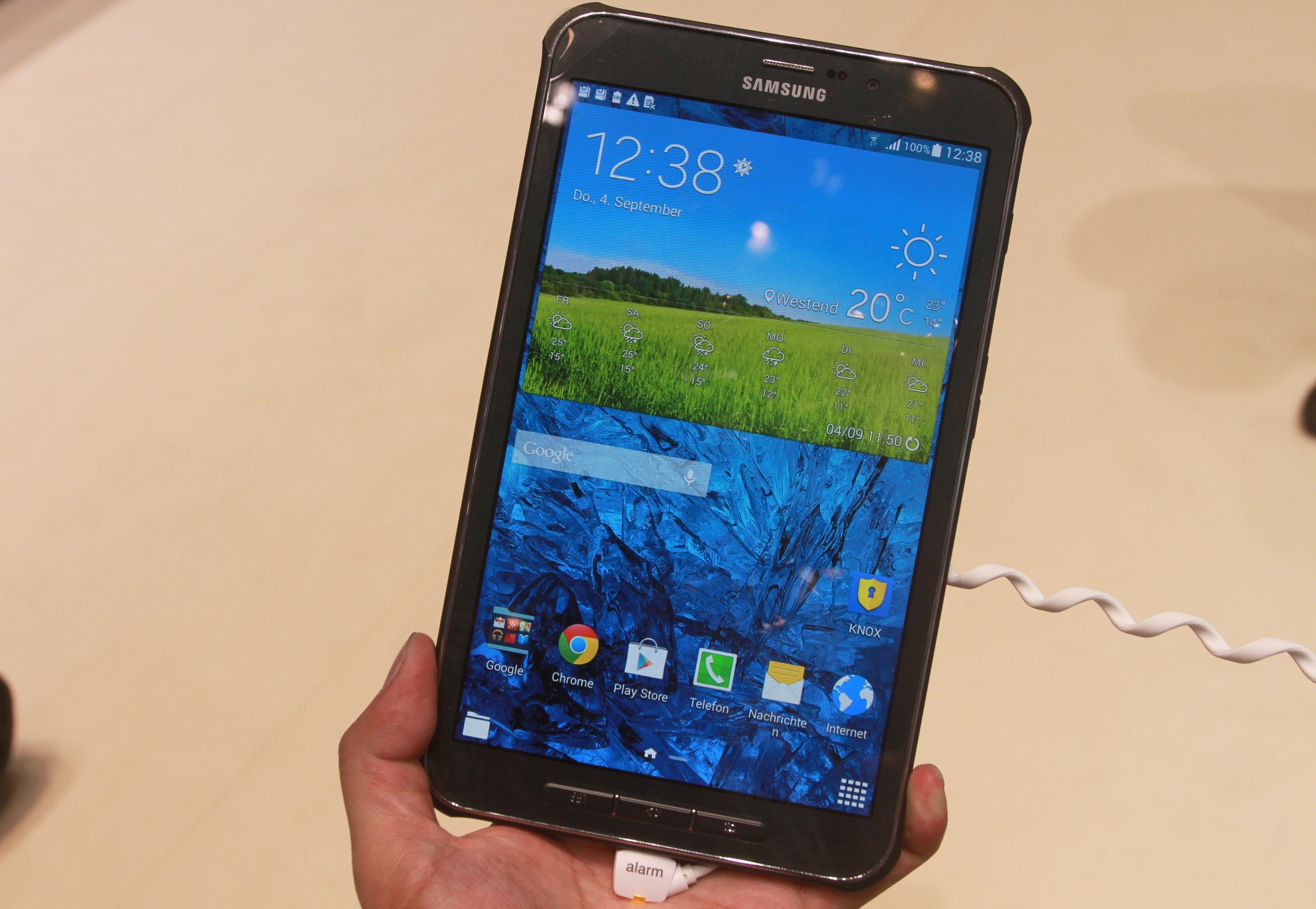 Galaxy Tab Active không được Samsung công bố tại sự kiện dành cho smartphone hôm qua. Đây là model được họ hướng tới những người dùng trong các ngành nghề đặc biệt. Máy có màn hình LCD WXGA 8 inch, chạy trên bô vi xử lý 1,2 GHz quad-core và bộ nhớ RAM 1,5 GB. 