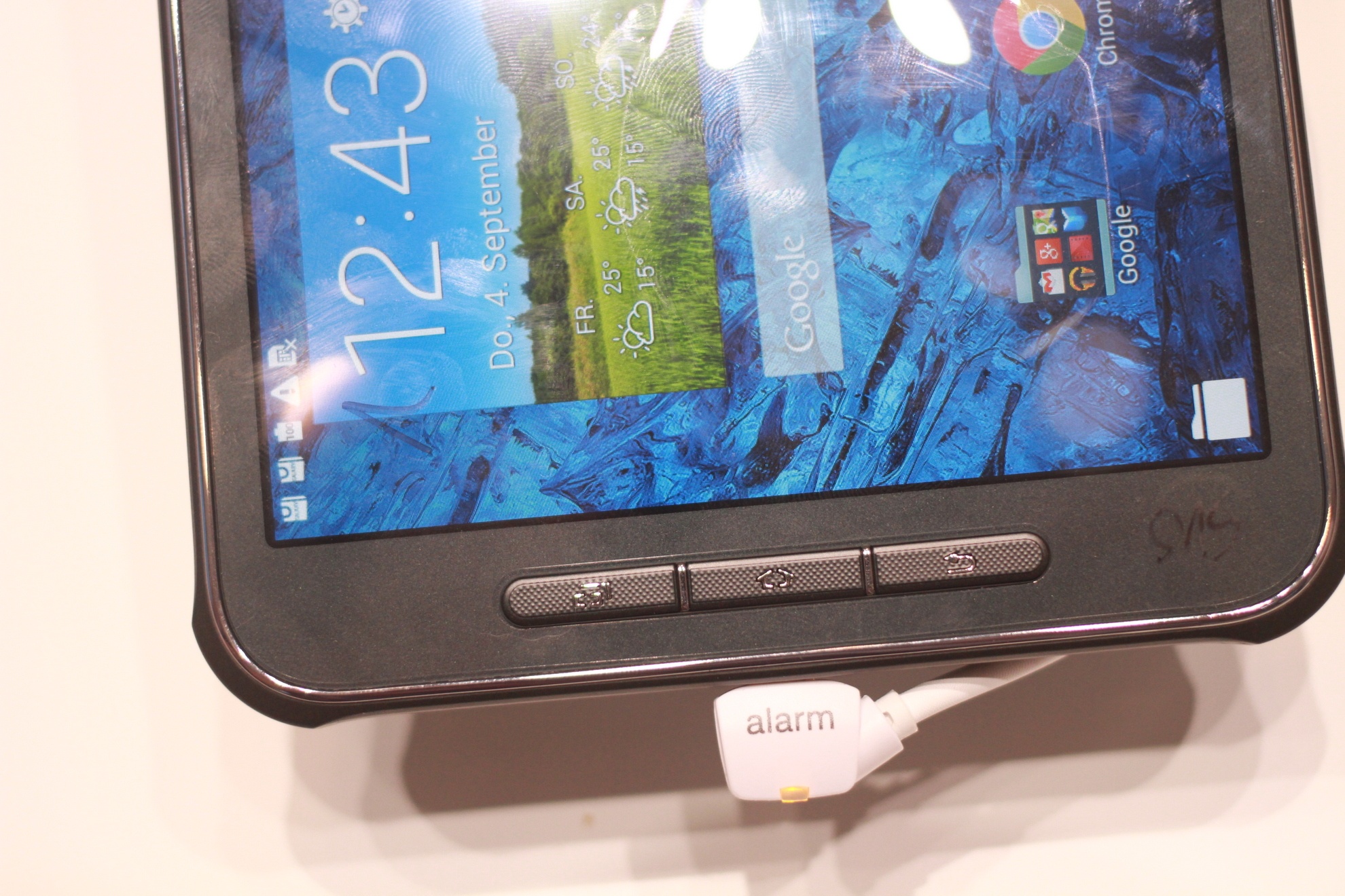 Samsung cho biết, Tab Active hỗ trợ ứng dụng bảo mật Knox của họ. Bên dưới màn hình, các nút bấm được thiết kế cứng và nổi cao lên.