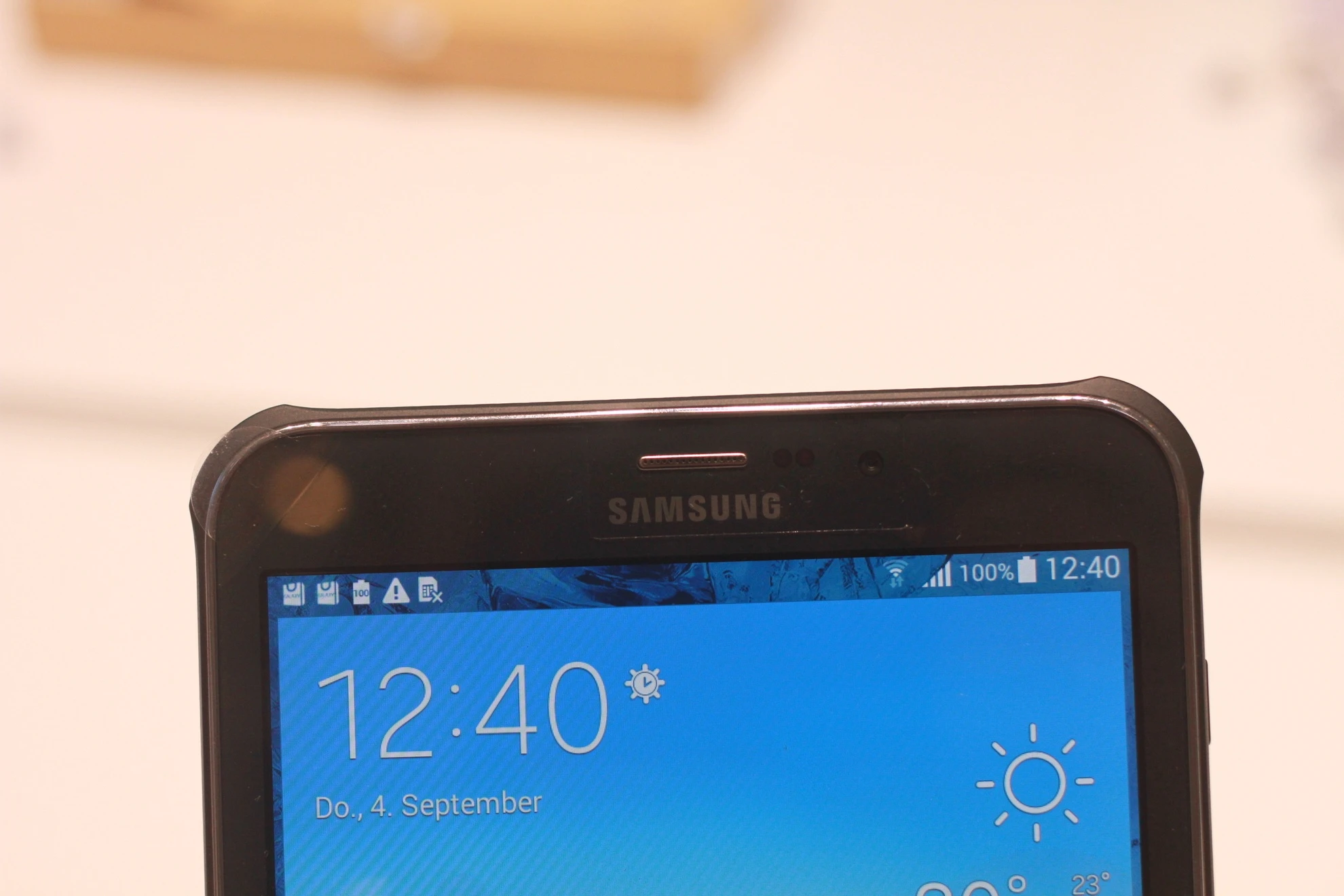 Các góc cạnh của máy được làm trông khá mạnh mẽ, tuy nhiên, mặt trước máy lại sở hữu các đường cong thanh thoát, giống dòng Tab 4.