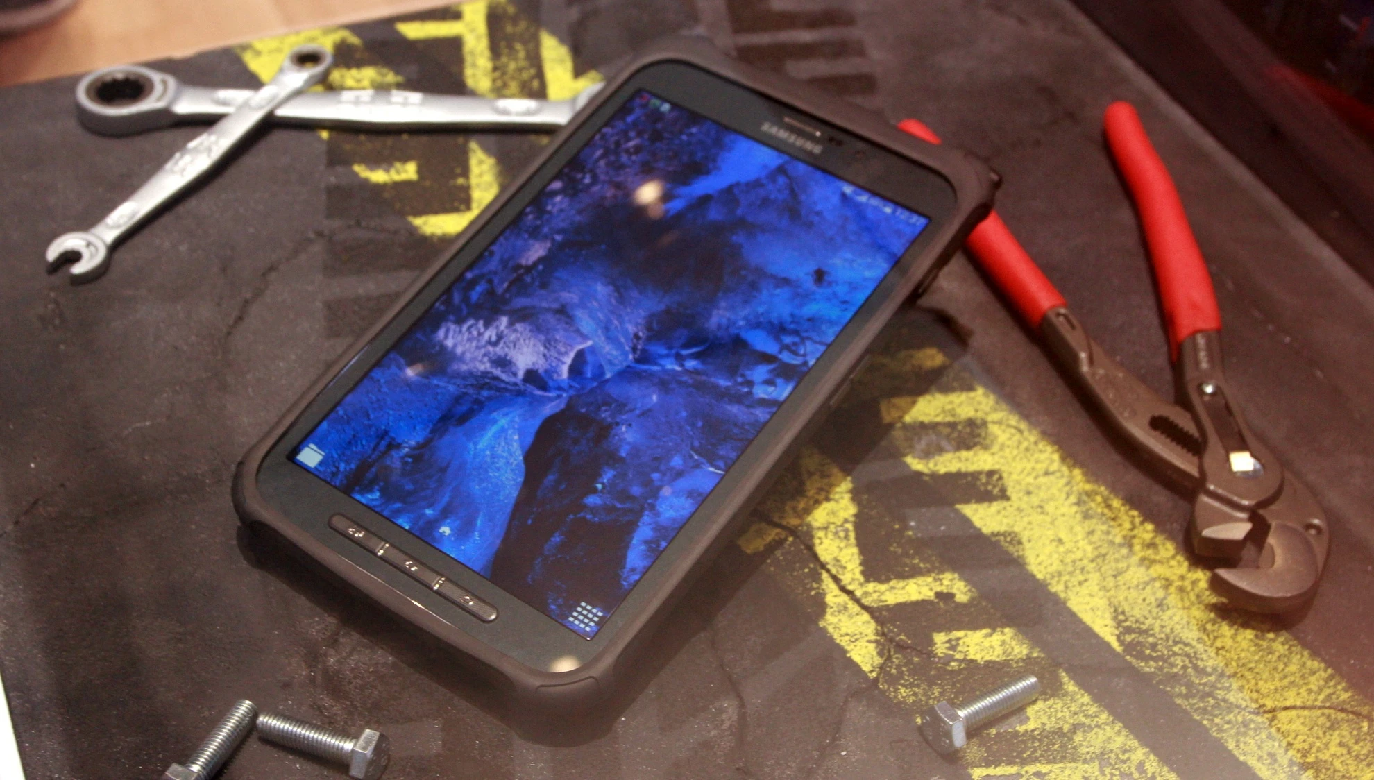 Ngoài ra, đây cũng là model cho phép chống va đập tốt với việc rơi được từ 1,2 m xuống đất.