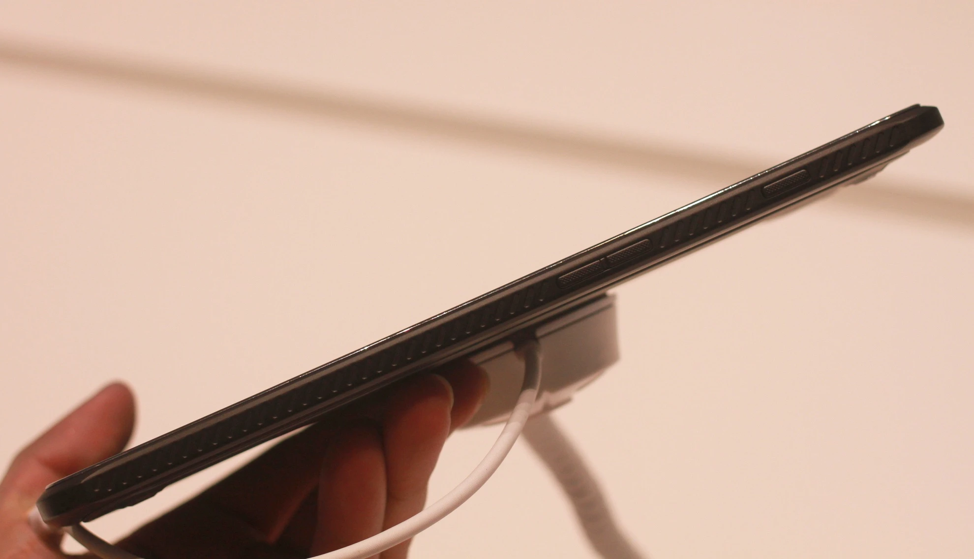 Cạnh phải máy là nút tăng giảm âm lượng, nút nguồn. Samsung đã thêm vào các đường rằn bằng nhựa cứng, cầm Tab Active trên tay, có thể cảm nhận được sự xù xì, nam tính.