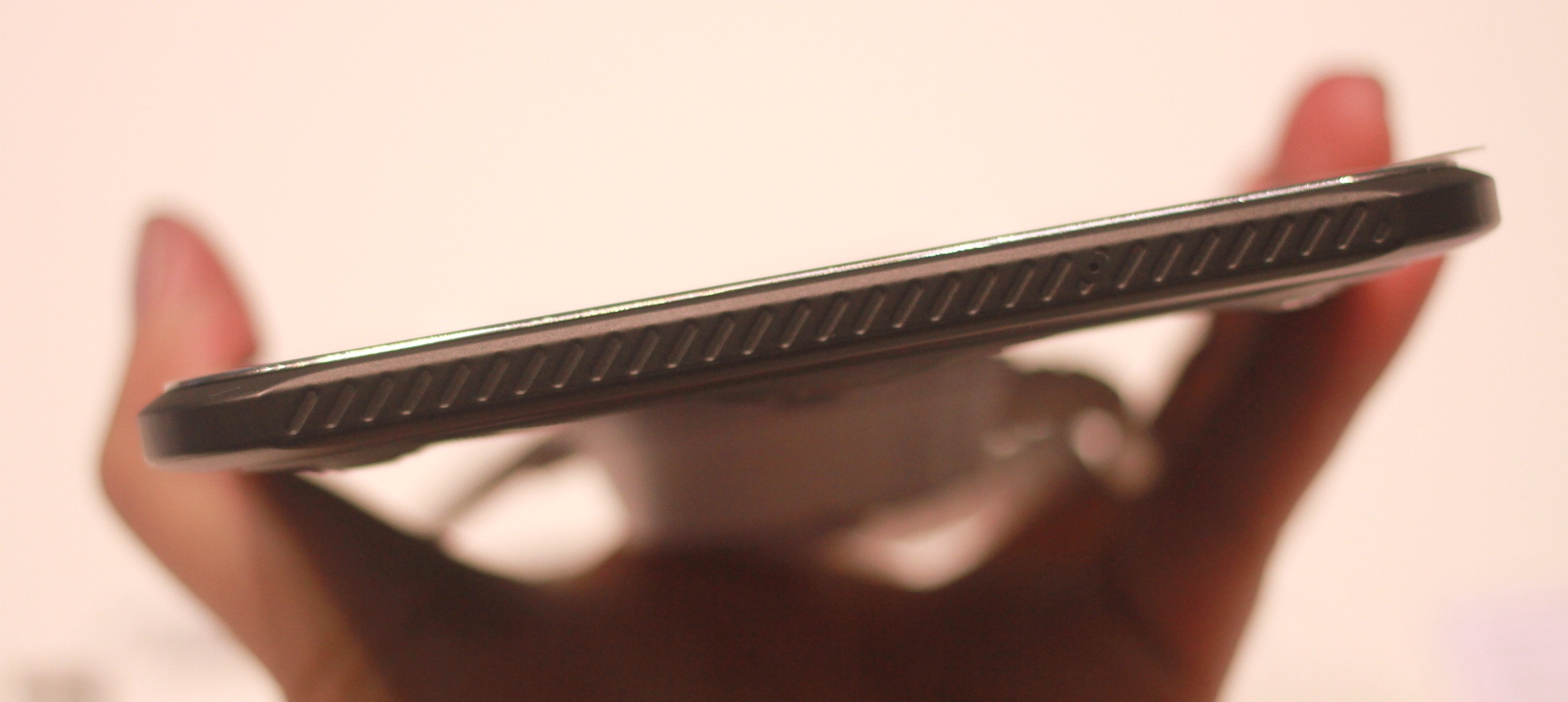 Trên đỉnh máy không có sự hiện diện của nút bấm hay cổng kết nối, thay vào đó là các đường gạch chéo tạo độ bám.