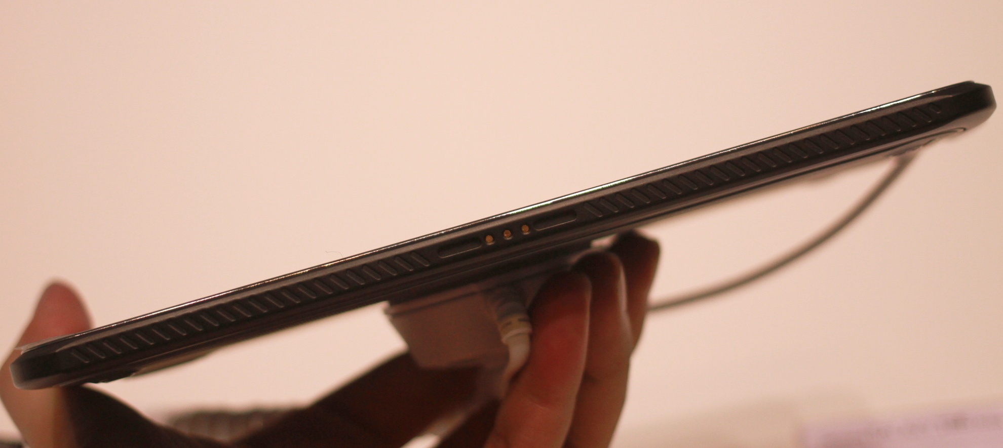 Cạnh trái của máy có các cổng giao tiếp với dock.