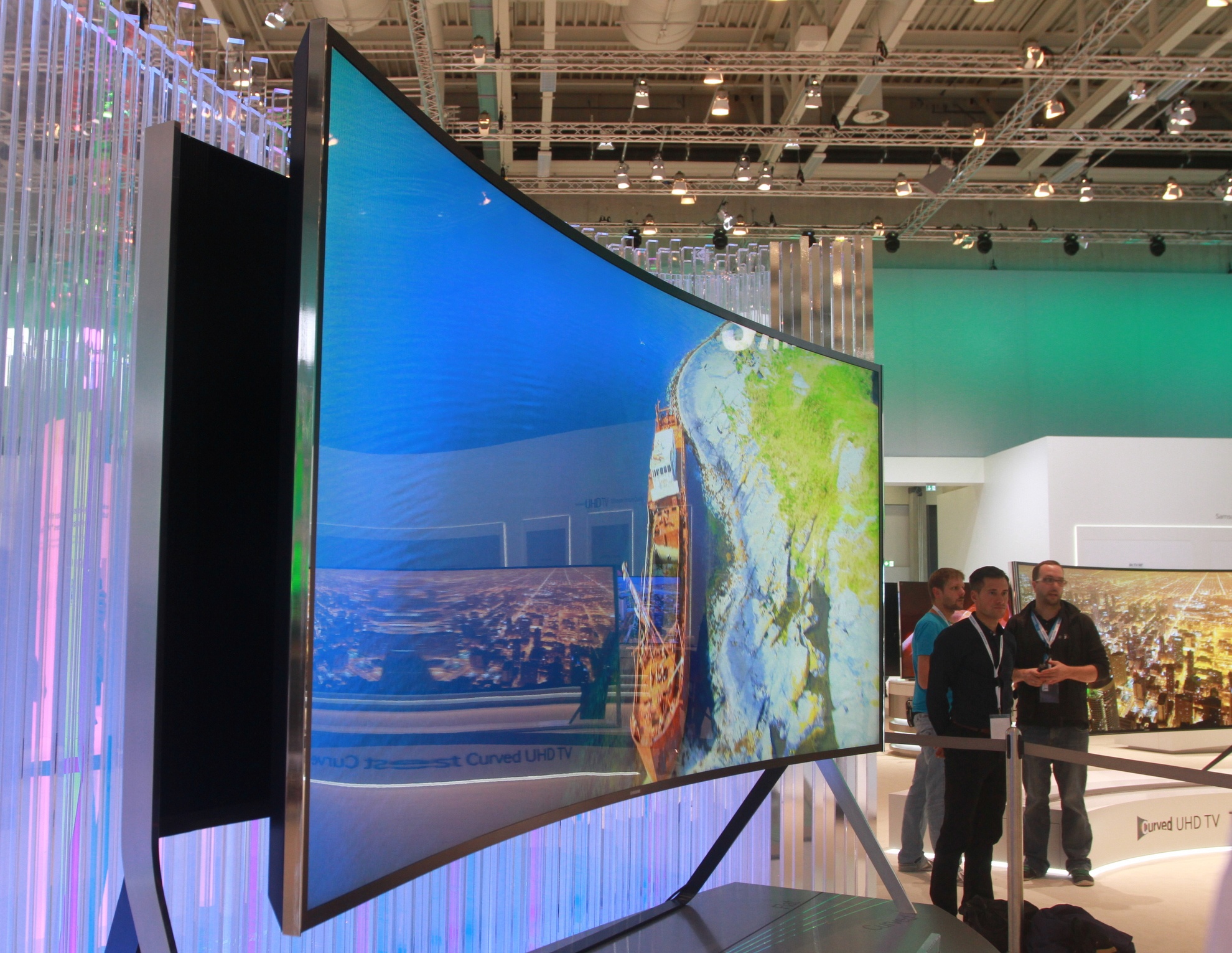 Samsung trinh dien TV man hinh 105 inch tu uon cong hinh anh