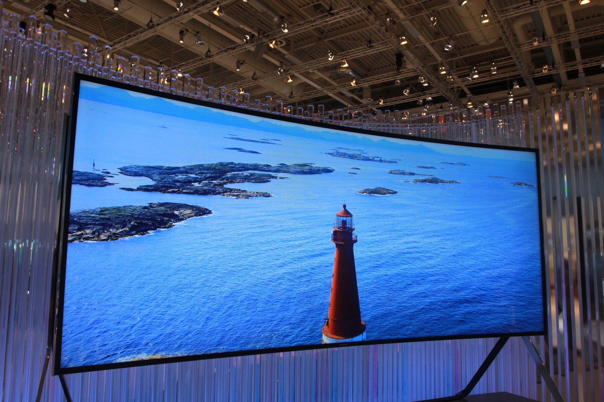 Xem TV Samsung man hinh lon tu uon cong hinh anh