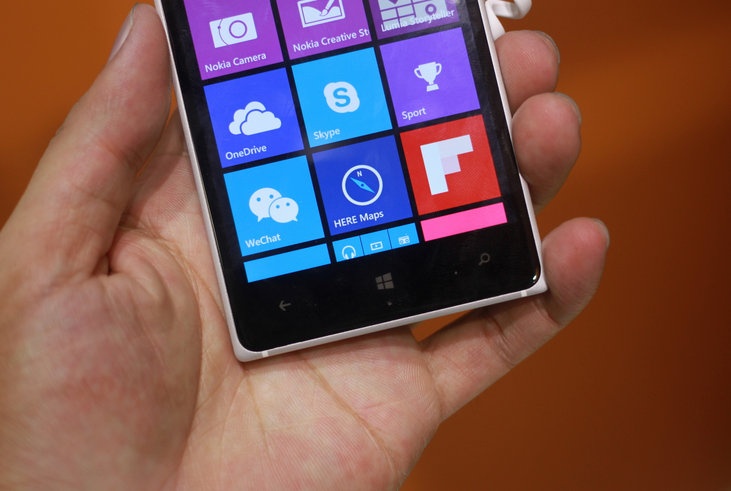 Dung thu Nokia Lumia 830: Smartphone sieu mong, gia tot hinh anh