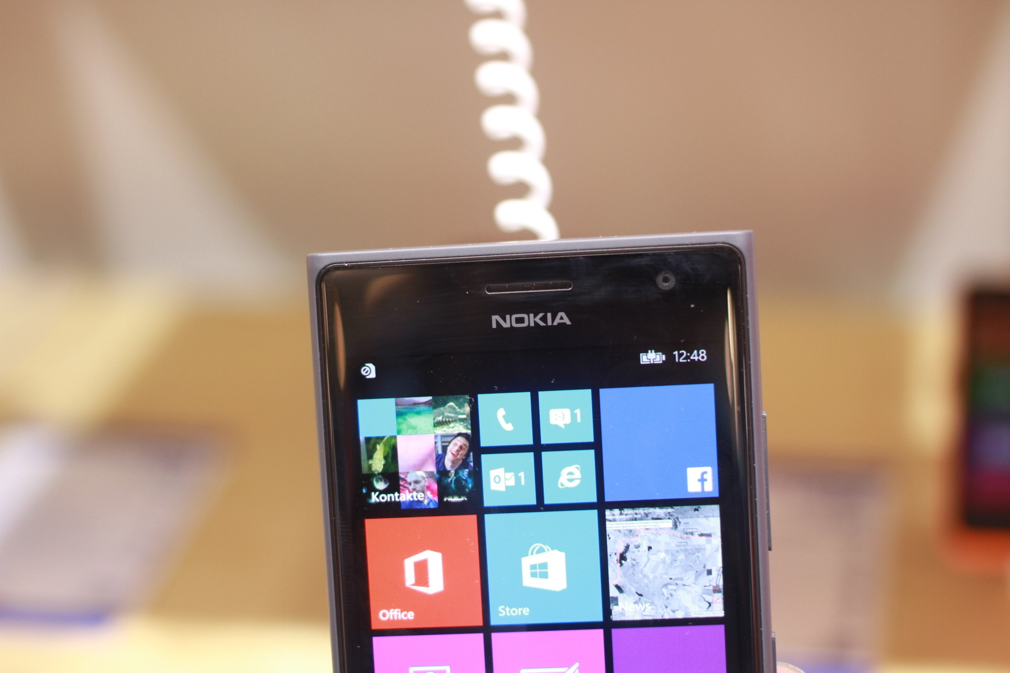 Nokia 730: Smartphone chuyen chup tu suong, thiet ke giong N9 hinh anh
