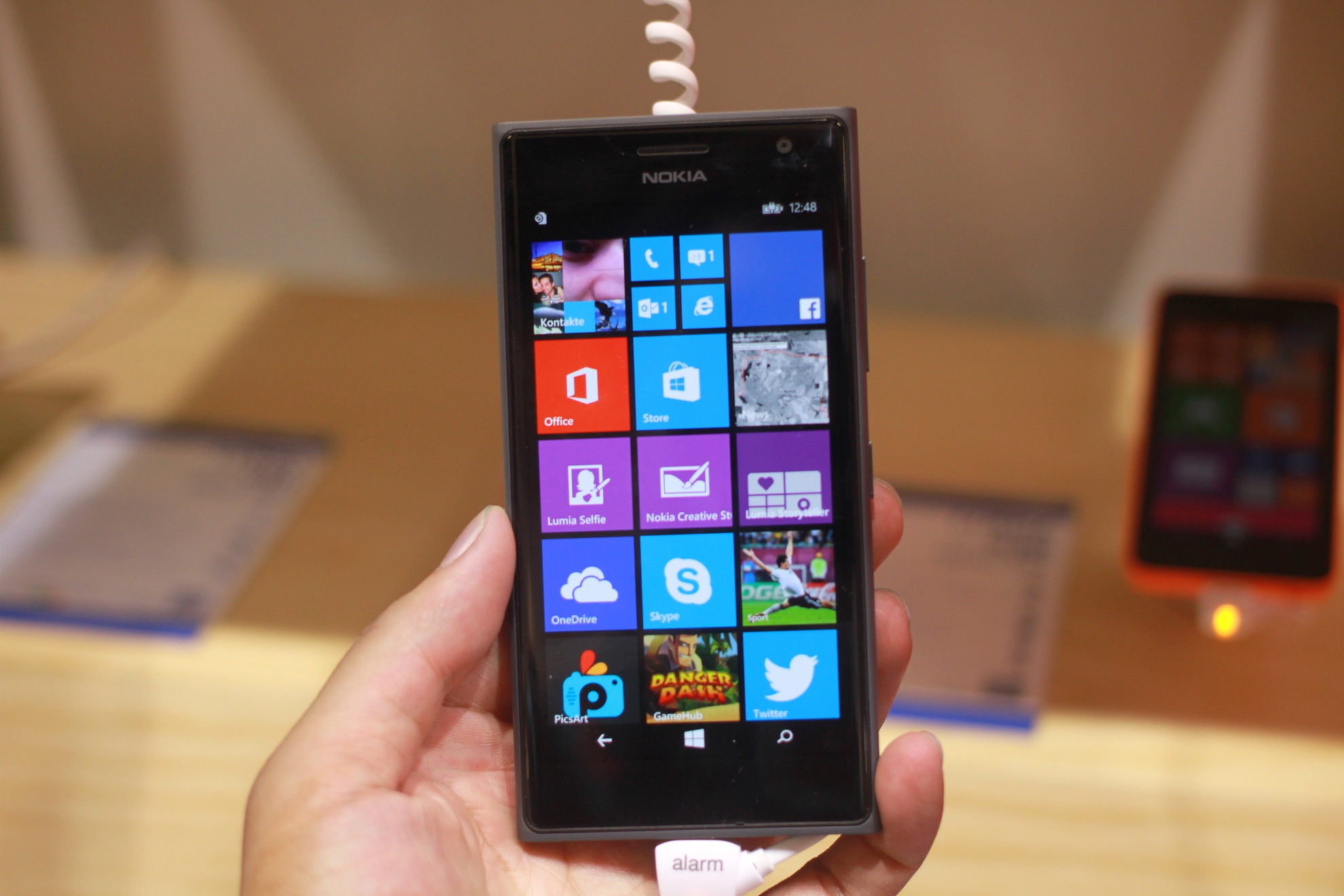 Dung thu Nokia Lumia 730: Smartphone chup tu suong gia thap hinh anh