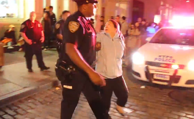 Phu nu, nguoi gia Trung Quoc ngu trong tui rac cho iPhone 6 hinh anh