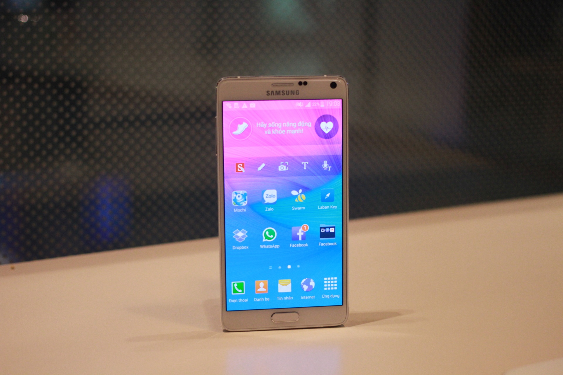 Đây là Galaxy Note 4, chiếc smartphone vừa được Samsung công bố tại triển lãm IFA đầu tháng 9. Các phiên bản hàng mẫu đã được nhà sản xuất mang về Việt Nam. 