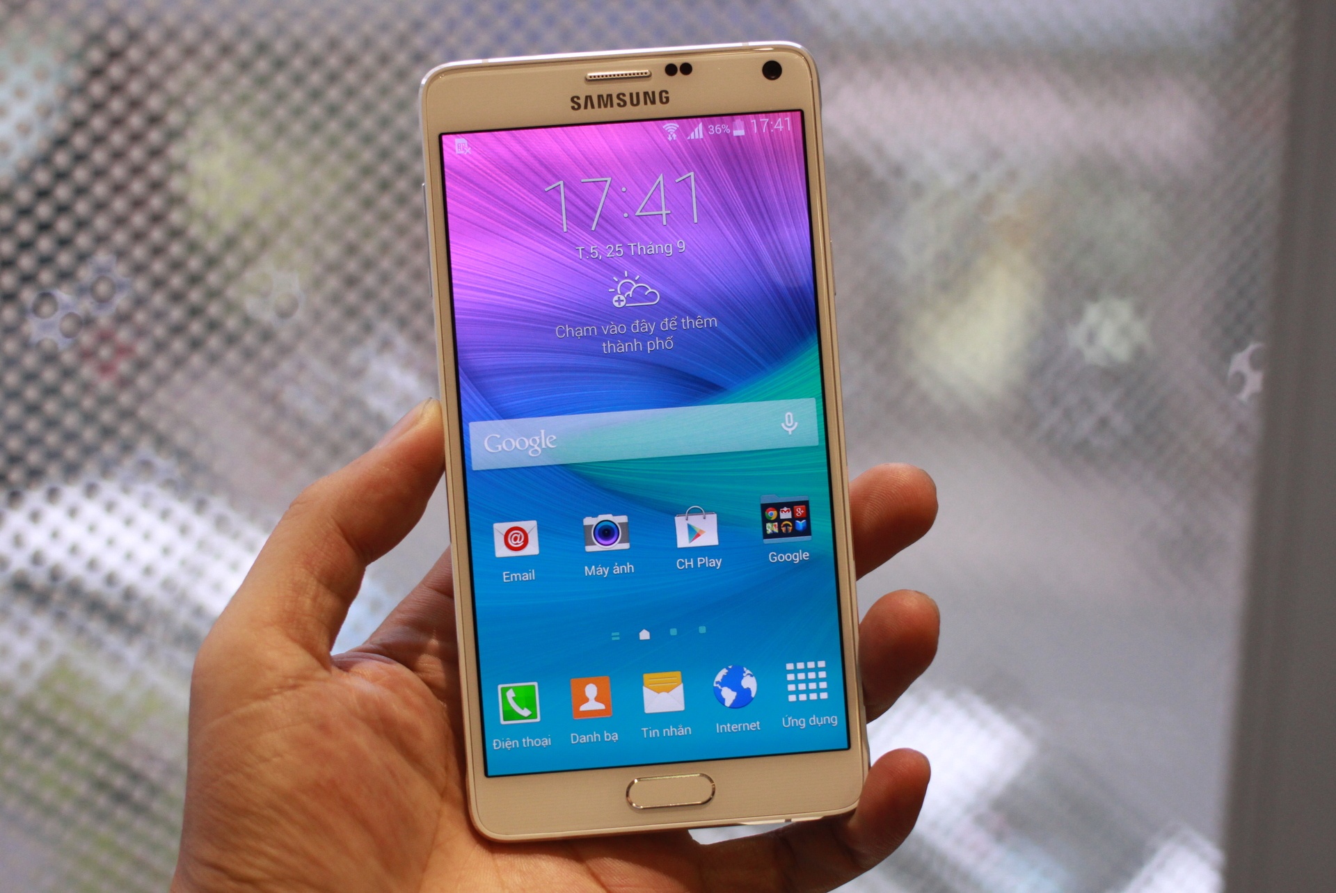 Galaxy Note 4 cho cảm giác chắc chắn khi cầm trên tay. Hãng này đã thay các viền mạ kim loại bằng khung kim loại thực sự, tất cả điều đó làm cho Note 4 trông sexy hơn phiên bản năm ngoái.