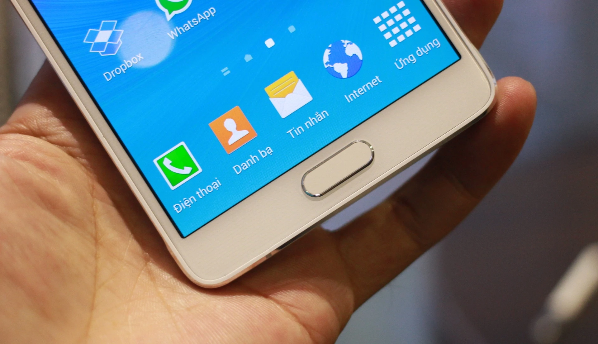 Cấu trúc các nút bấm của sản phẩm này không thay đổi, bên dưới màn hình vẫn là phím Home và Back, Đa nhiệm. Tuy nhiên, nút Home hiện được làm đẹp hơn với viền mạ kim loại khá đẹp.