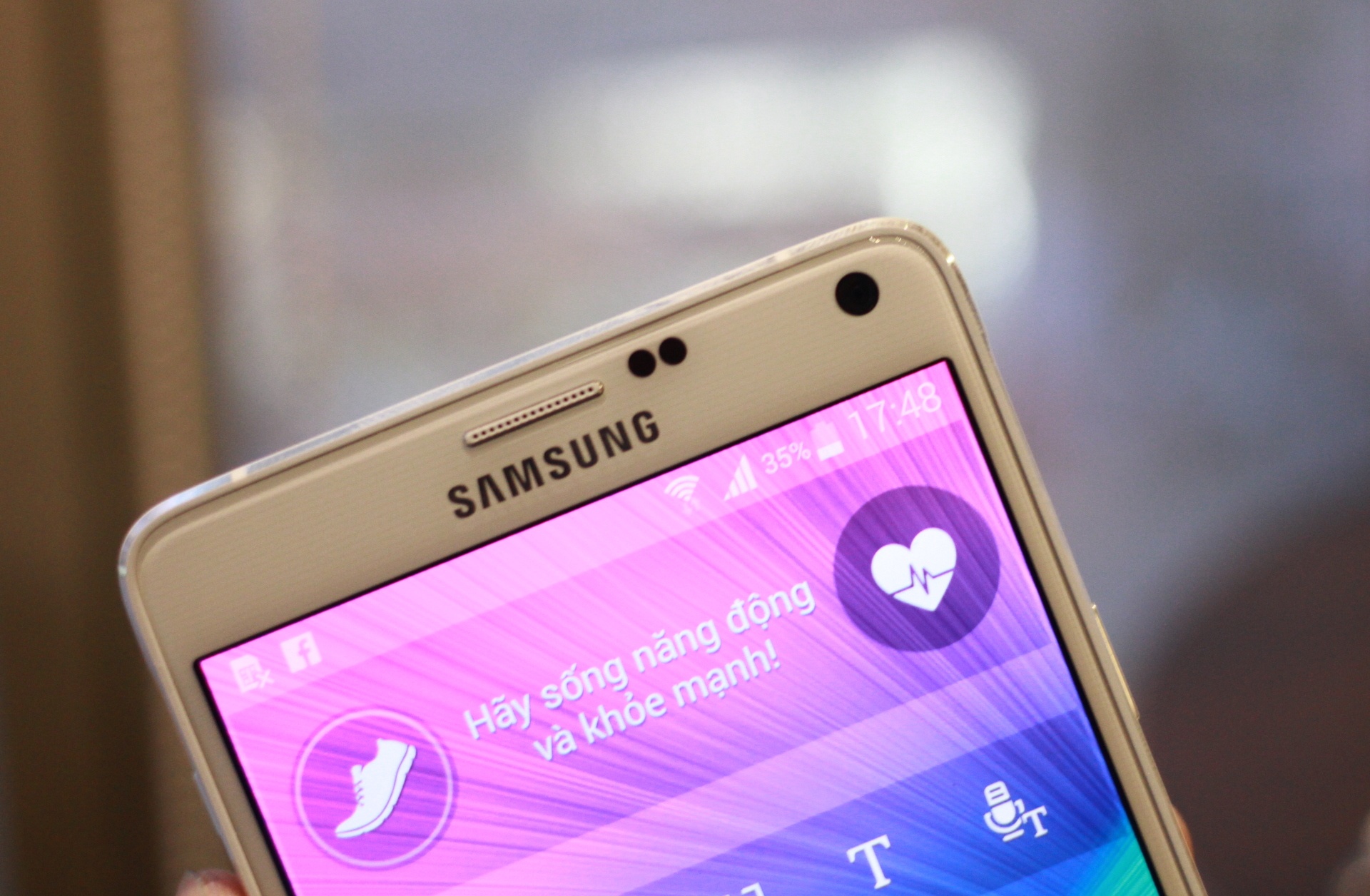 Góc trên màn hình là camera trước và các cảm biến, loa nghe điện thoại.