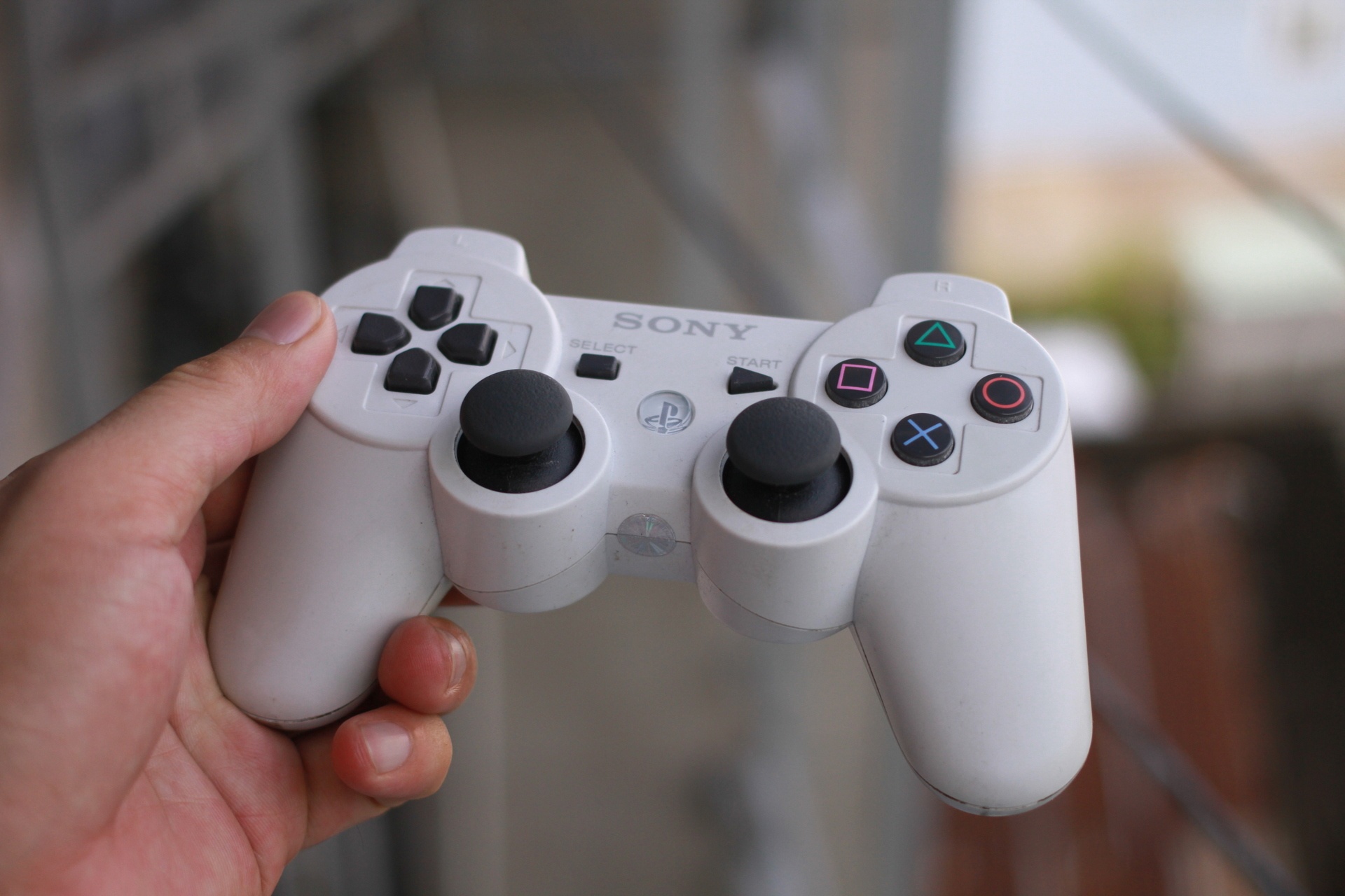 Tay cầm DualShock 3 đi theo thiết bị.