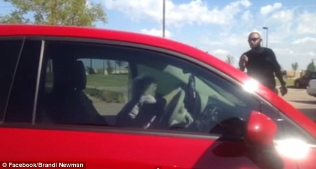 Doan video nguoi dan ong gian giu ben cu ba an xin va chiec xe 400 trieu hinh anh