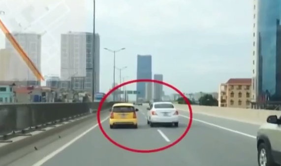 Xe o to tat dau vi xin vuot khong thanh o Ha Noi bi phat hinh anh