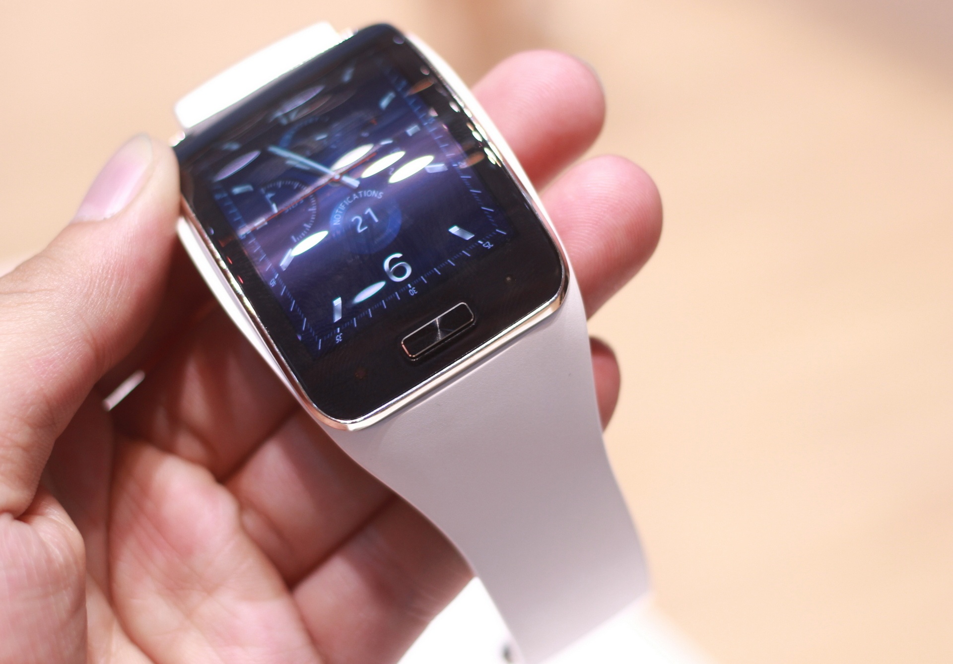 Gear S có giá 7,99 triệu tại Việt Nam. Ảnh: Quốc Huy.