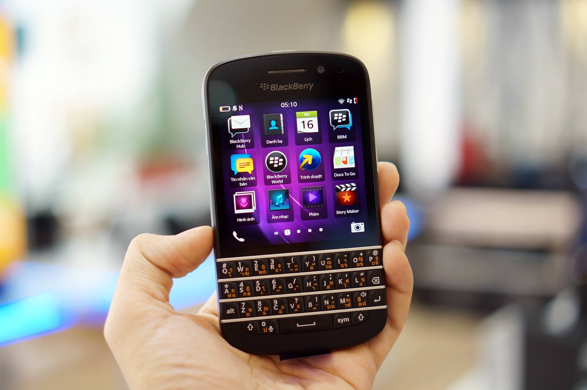 Hình ảnh bản BlackBerry Q10 bàn phím Thái Lan vừa về Việt Nam. Ảnh: Duy Tín.