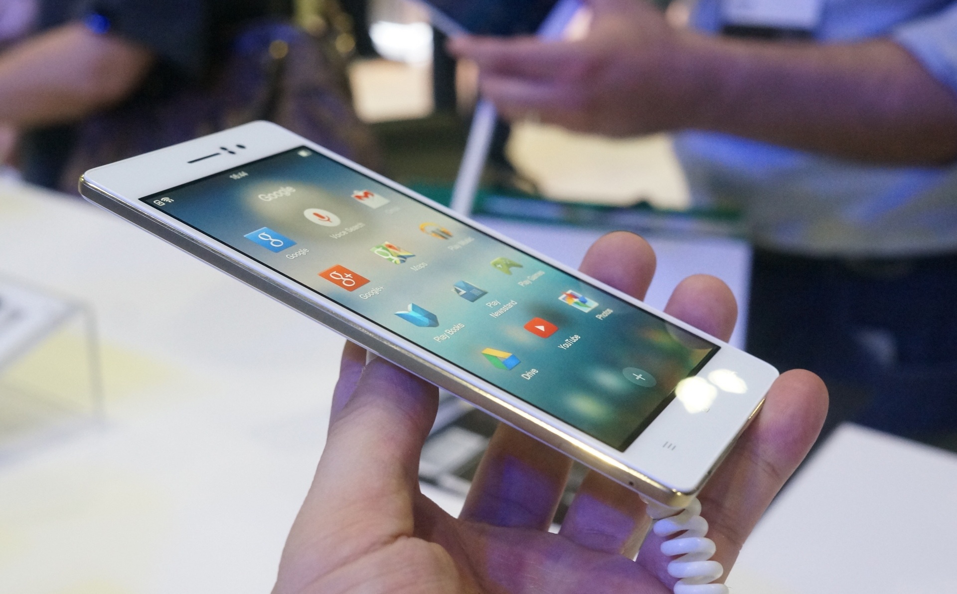 Anh thuc te Oppo R5 - smartphone mong nhat the gioi hinh anh