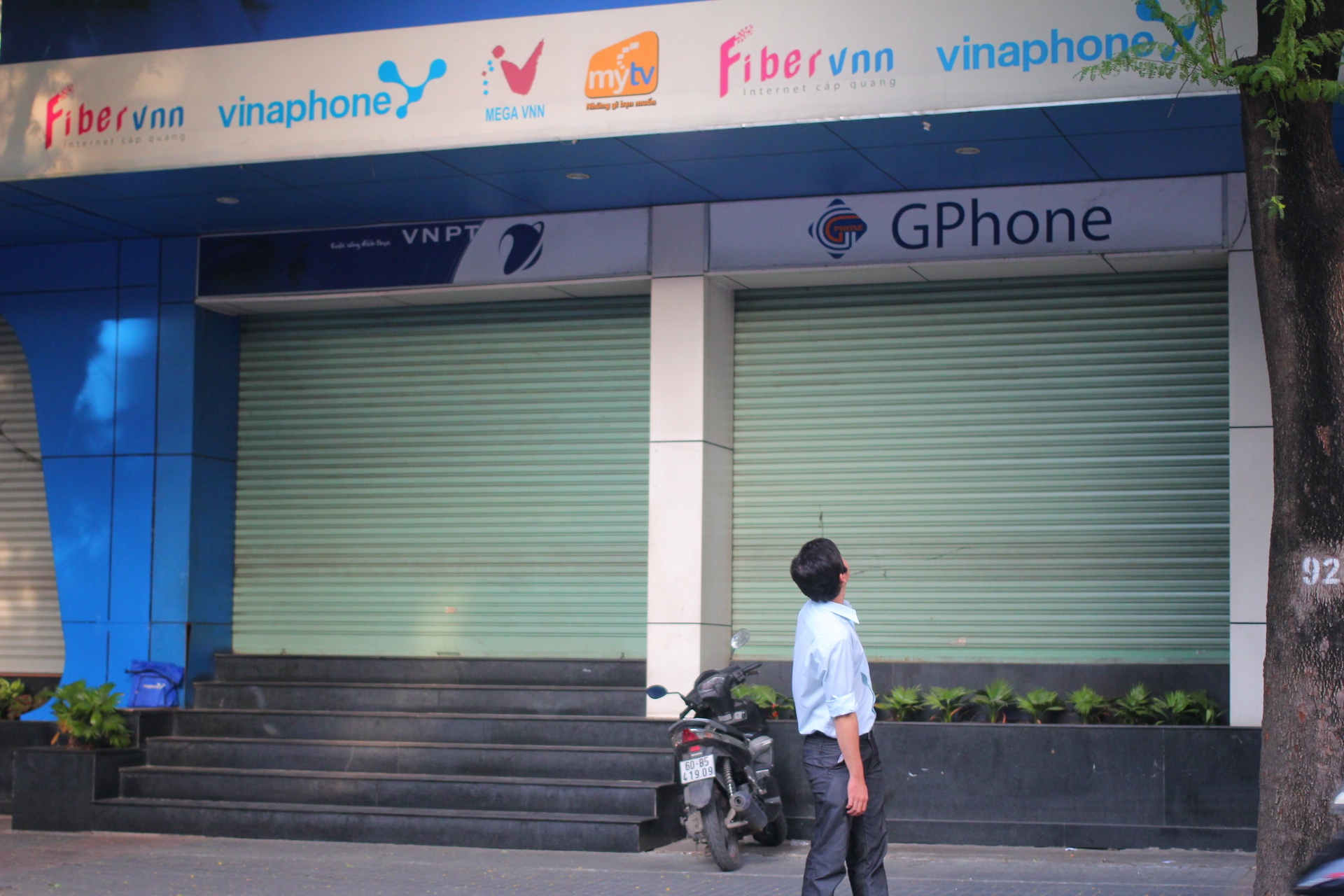 Vi khach dau tien di mua iPhone 6 chinh hang o Sai Gon hinh anh