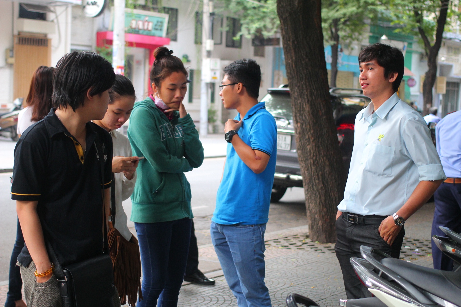 Nguoi Sai Gon di mua iPhone 6 chinh hang hinh anh