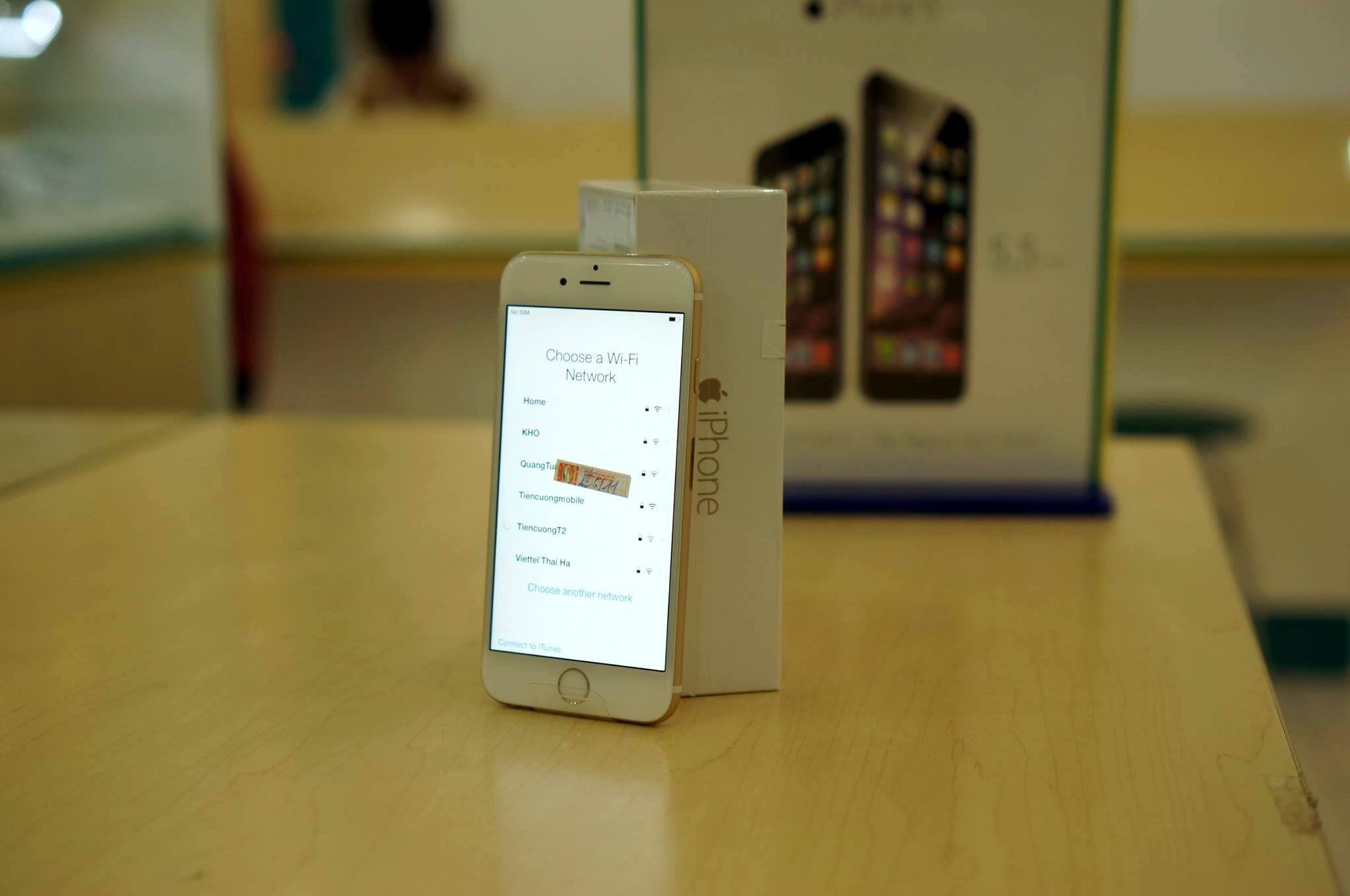 Cua hang VinaPhone giai thich ly do iPhone 6 khan hang hinh anh