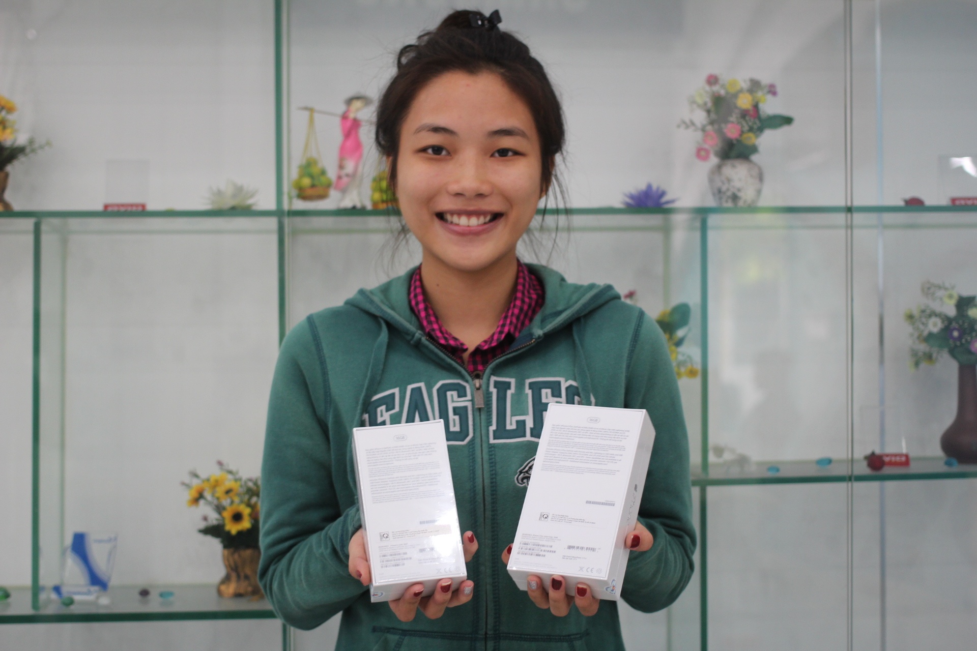 Khach hang dau tien mua iPhone 6 chinh hang tai Sai Gon hinh anh