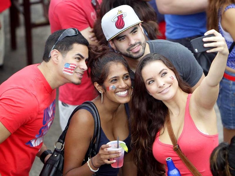 AFF Cup 'cam cua' gay tu suong, may anh ong kinh 200 mm hinh anh