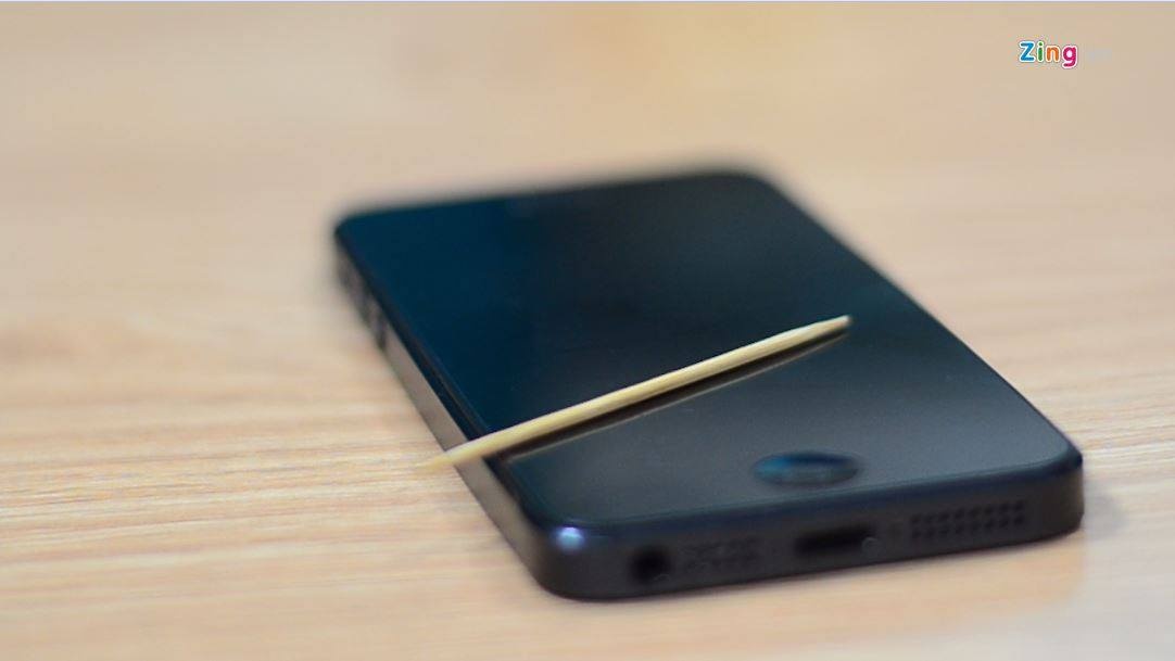 Sac iPhone nhanh hon voi mot chiec tam tre hinh anh