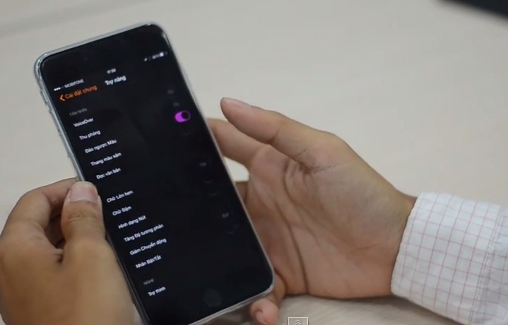 Meo chuyen man hinh iPhone sang che do dem tranh moi mat hinh anh