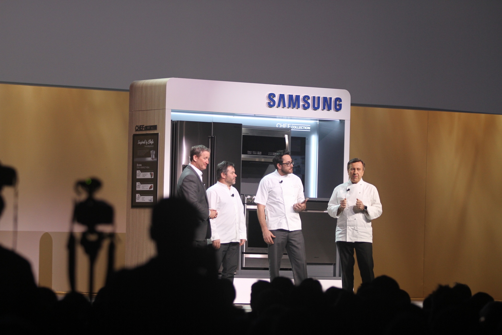 Bên cạnh sản phẩm chủ lực là TV, Samsung cũng công bố các thiết bị gia dụng, trong đó dòng tủ lạnh kết hợp với các đầu bếp hàng đầu.
