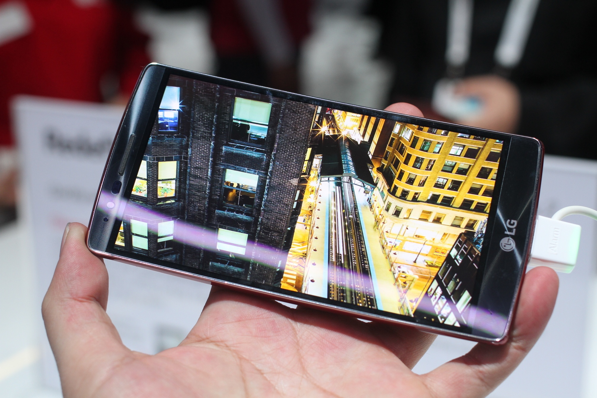 Trai nghiem nhanh LG G Flex 2 tai CES 2015 hinh anh